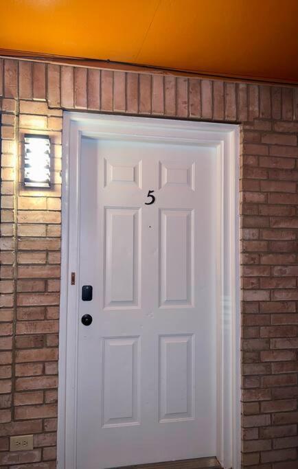 Chic & Cozy 2 Bedroom - 1 Bathroom - Rated Best Eagle Pass Exterior photo